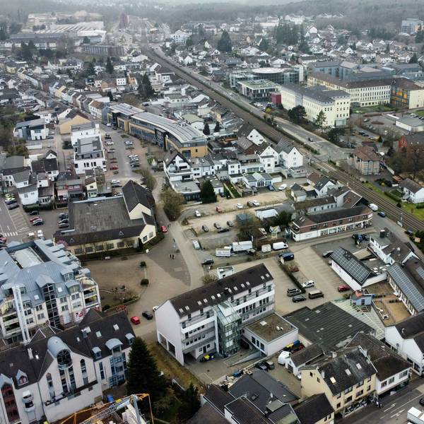Das Drohnenbild zeigt die Stadtmitte von Mechernich.