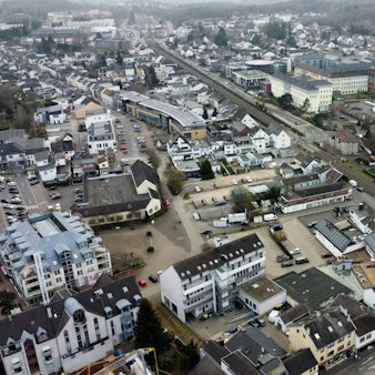 Das Drohnenbild zeigt die Stadtmitte von Mechernich.