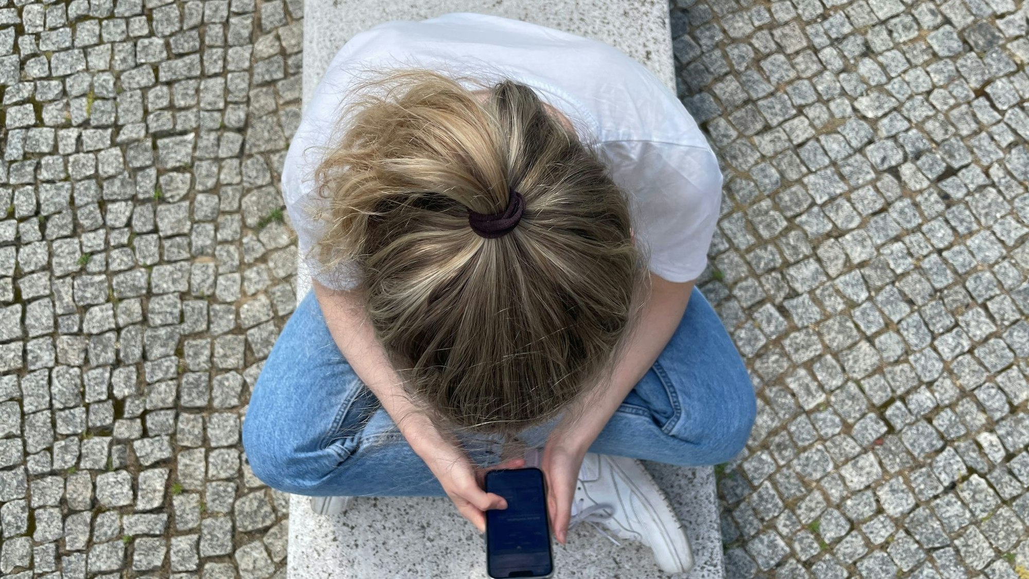 Die Deutschen verbringen sehr viel Zeit im Internet und lassen sich lieber berieseln als offline draußen oder mit Freunden aktiv zu sein. (Symbolbild)