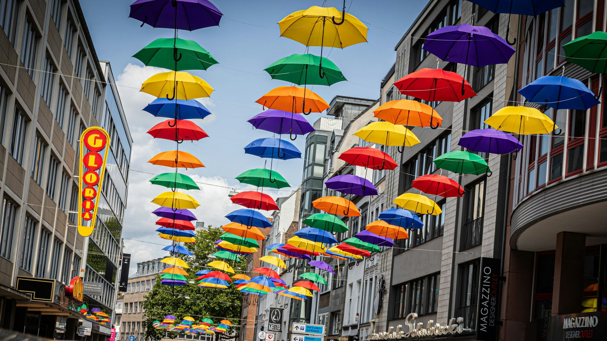 Bunte Schirme über der Apostelnstraße.