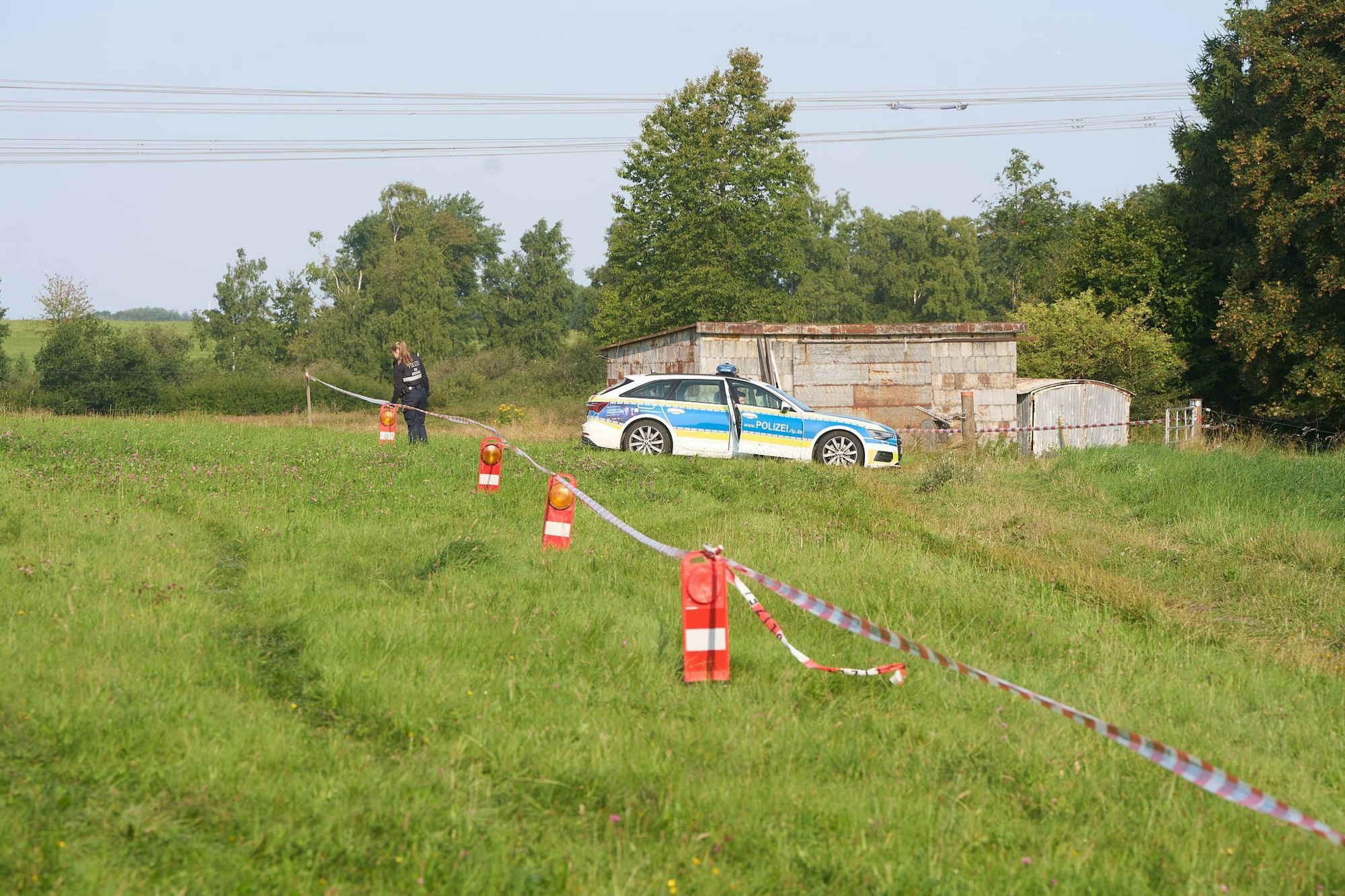 Die Polizei hat ein Gebiet nach dem Fund einer Leiche abgesperrt.