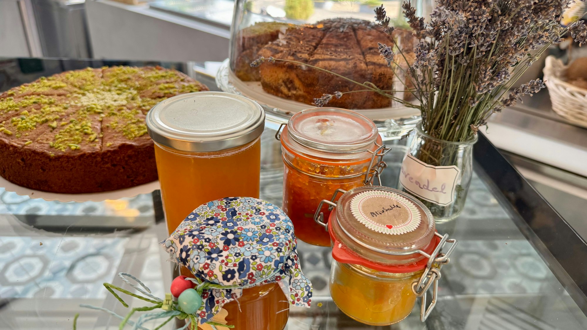 Selbstgemachte Kuchen und Marmeladen gibt es im Café Lavendel in Hennef.