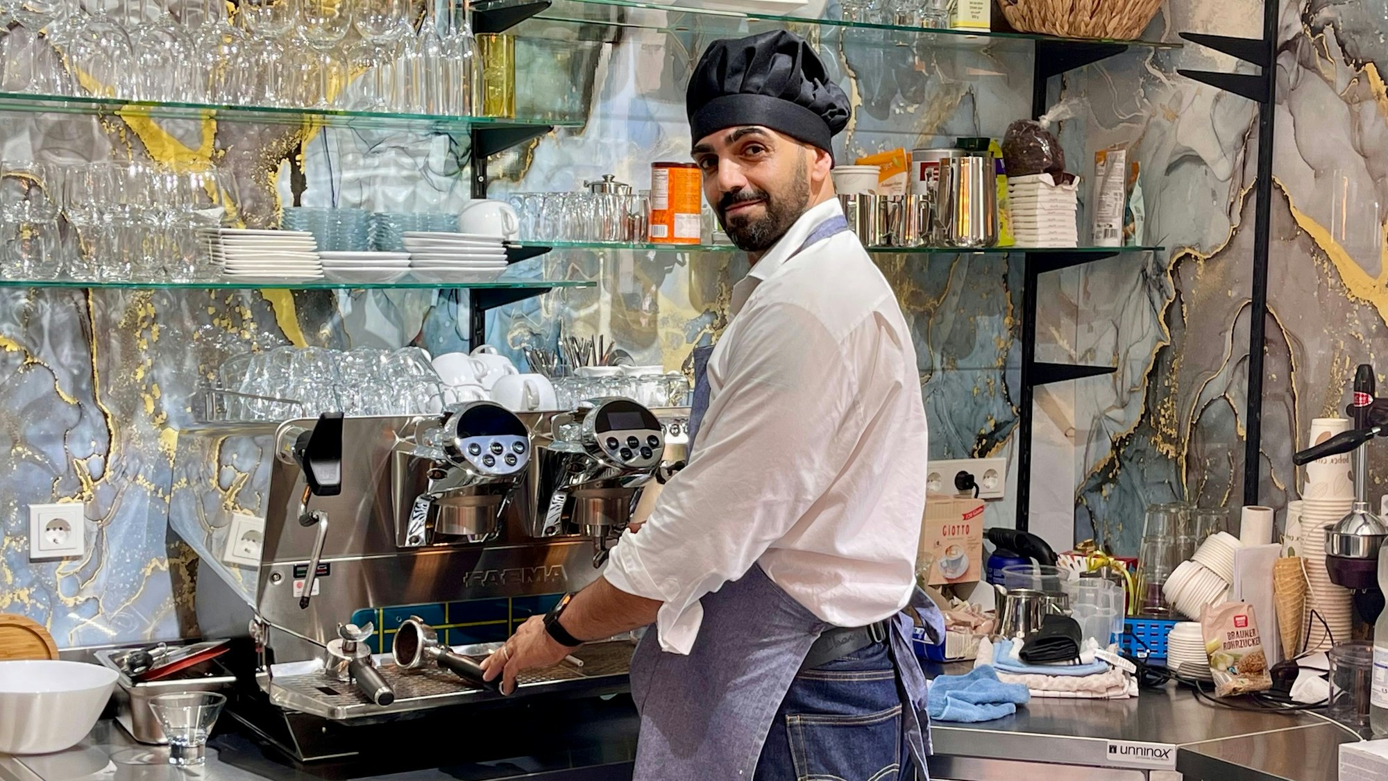Ammar Rajabi (40) führt das Café Lavendel im ehemaligen JaJa auf der Frankfurter Straße in Hennef.