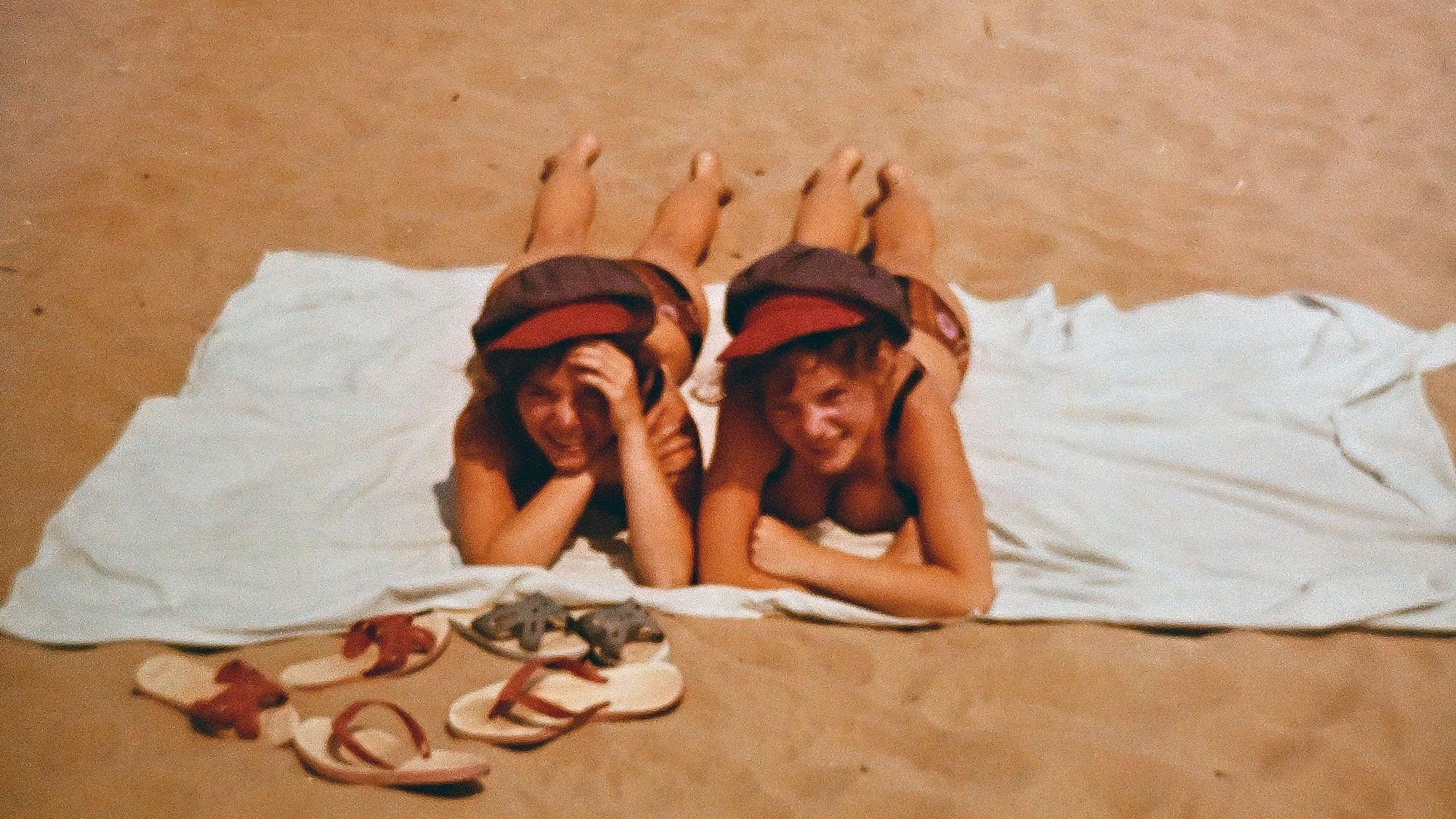 Zwillingsschwestern Wilma Borghoff und Dr. Renate Vorwerk liegen als Jugendliche am Strand.