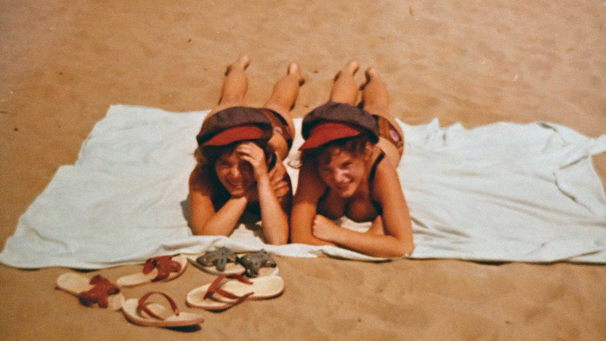 Zwillingsschwestern Wilma Borghoff und Dr. Renate Vorwerk liegen als Jugendliche am Strand.