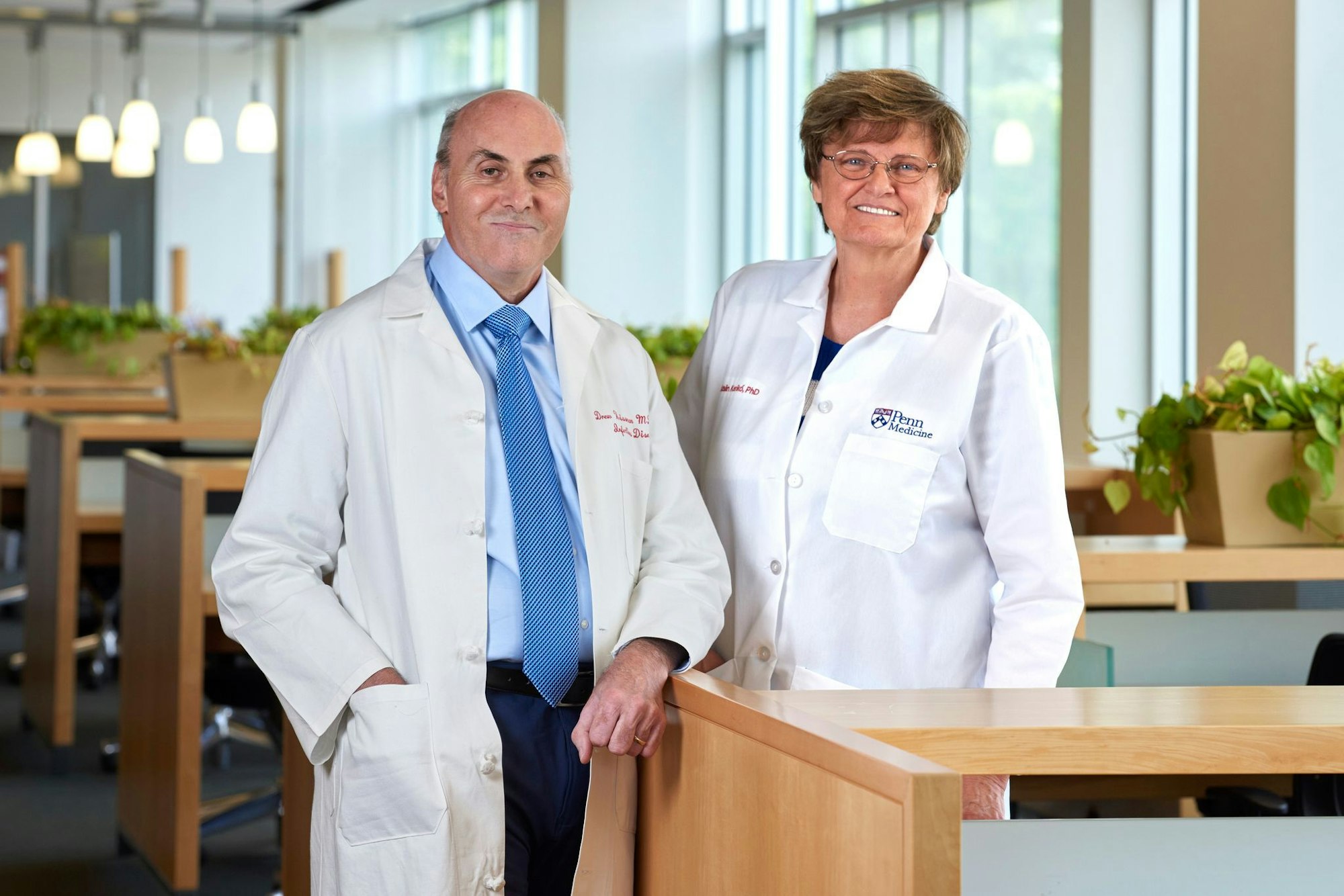 Katalin Karikó (r) und Drew Weissman haben 2023 für grundlegende Arbeiten zur mRNA-Technik den Nobelpreis für Medizin erhalten. (Archivbild)