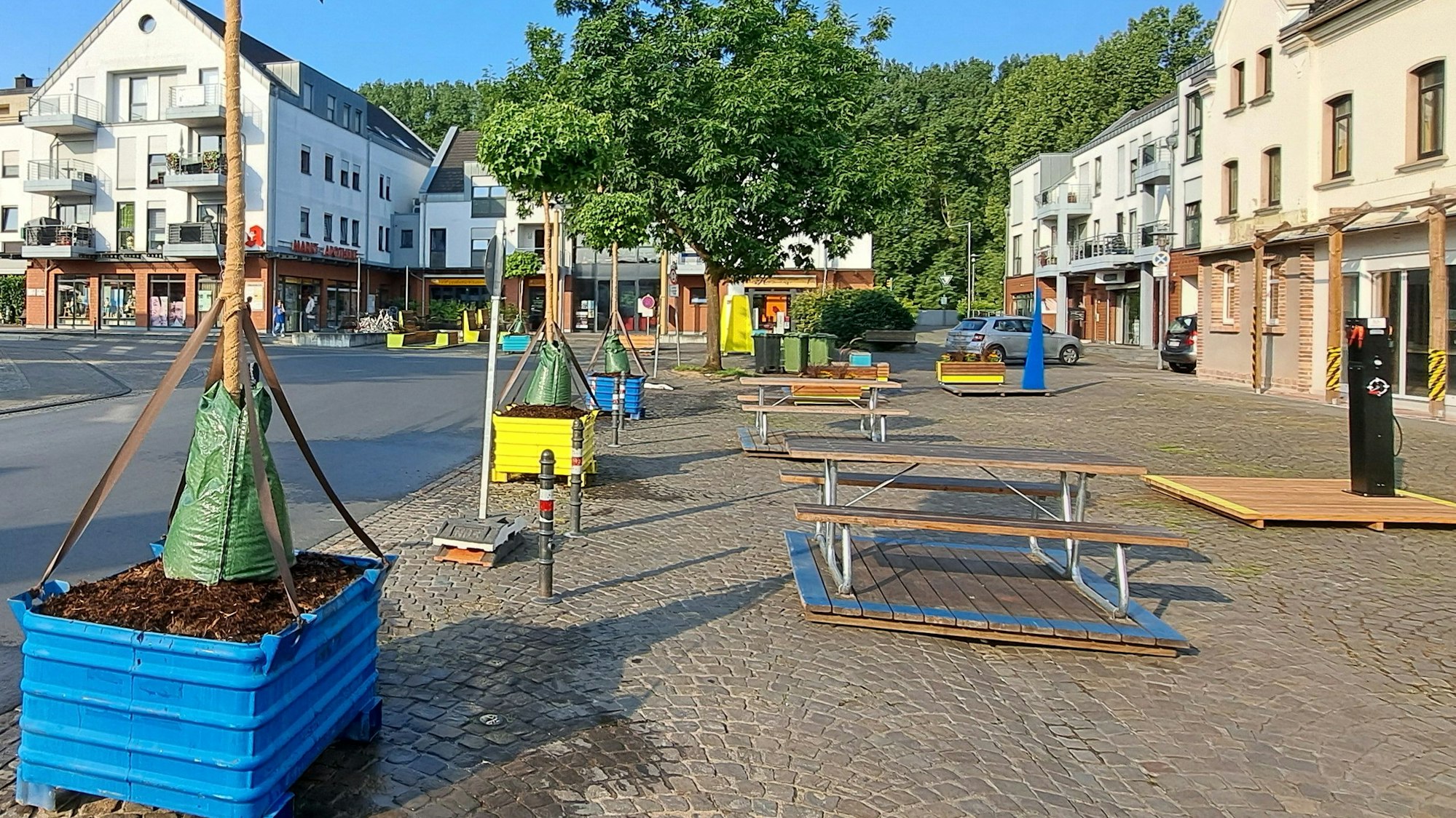 Im Sommer vergangenen Jahres hat die Stadt auf dem Rheidter Marktplatz sogenannte Stadtmöbel aufstellen lassen - eine Leihgabe des Zukunftsnetzes Mobilität NRW.