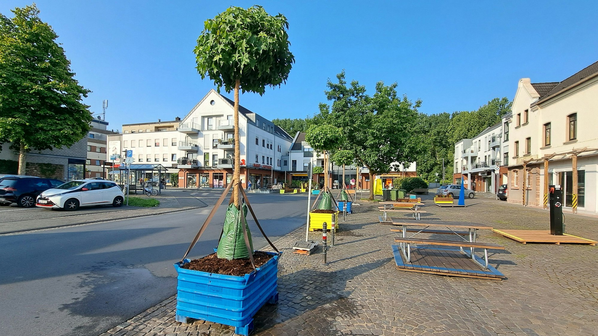 Wo noch vor kurzem Autos parkten, ist jetzt Platz für Pflanzkübel und Sitzgelegenheiten.