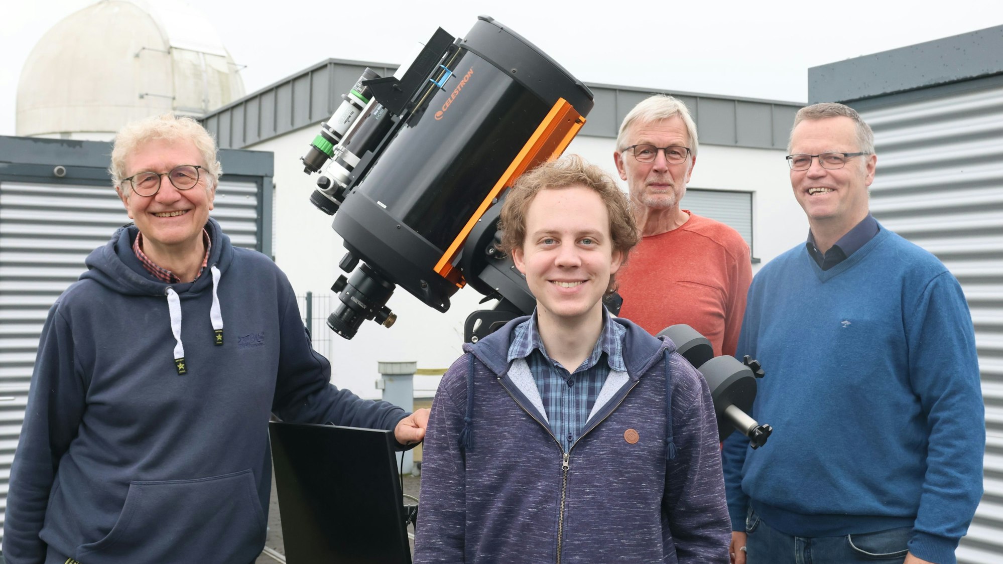 Männer, die in den Himmel gucken (von links): Klaus Vollmann (Mitgründer und Geschäftsführer), Simon Gier (neuer Vorsitzender des Trägervereins), Neu-Mitglied Ottmar Will aus Marienheide und Thomas Eversberg (Mitgründer und ehemaliger Vorsitzender des Trägervereins).