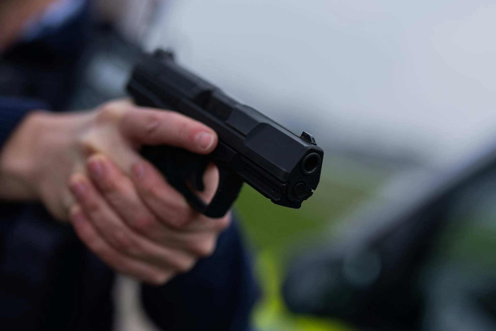 Ein Polizist hält eine Pistole vom Typ Walther P99 in den Händen (Archivfoto)