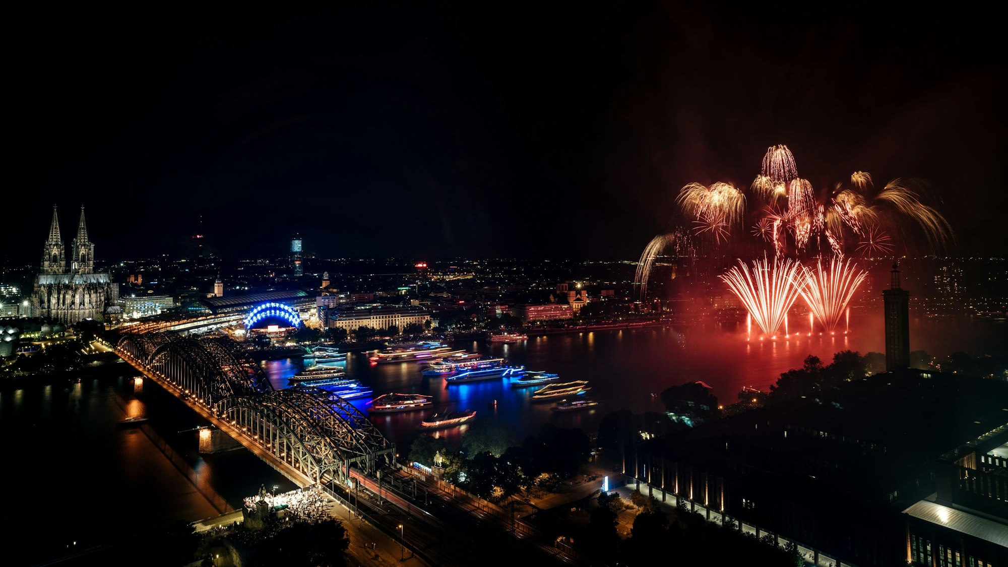 Auch am 30. August wird es wieder zwischen Hohenzollernbrücke und Zoobrücke ein Musik-synchrones Feuerwerk geben.