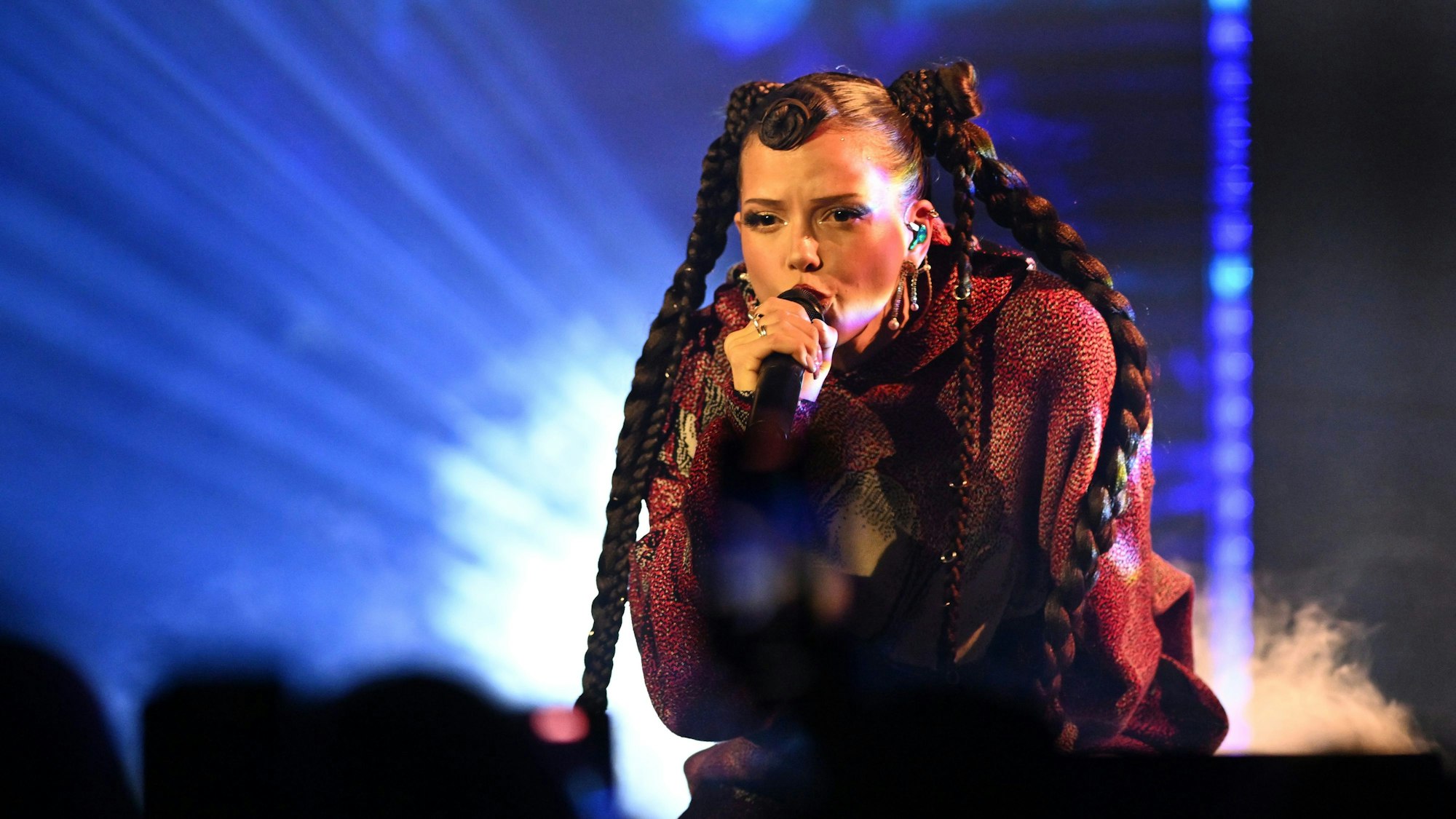 05.12.2024, Nordrhein-Westfalen, Bielefeld: Sängerin Nina Chuba steht bei der Verleihung des Musikpreises «1Live Krone» im Lokschuppen Bielefeld auf der Bühne und singt. Der Preis wird zum 25. Mal verliehen. Foto: David Inderlied/dpa +++ dpa-Bildfunk +++