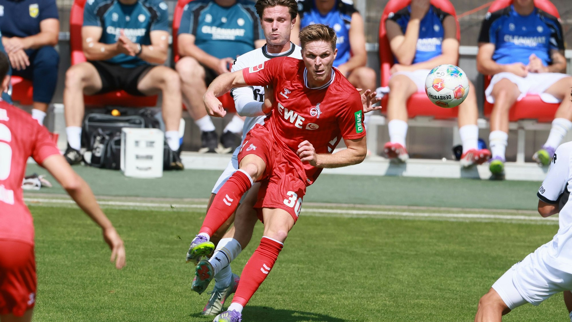 Marius Bülter bei einem ersten Einsatz im Trikot des 1. FC Köln im Testspiel gegen Vitesse Arnheim.