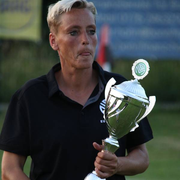 Nicole Kinzig hält den Pokal in Händen.