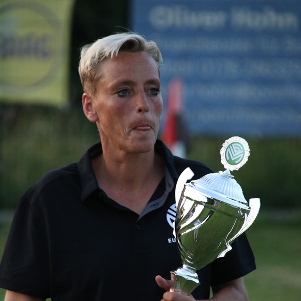 Nicole Kinzig hält den Pokal in Händen.