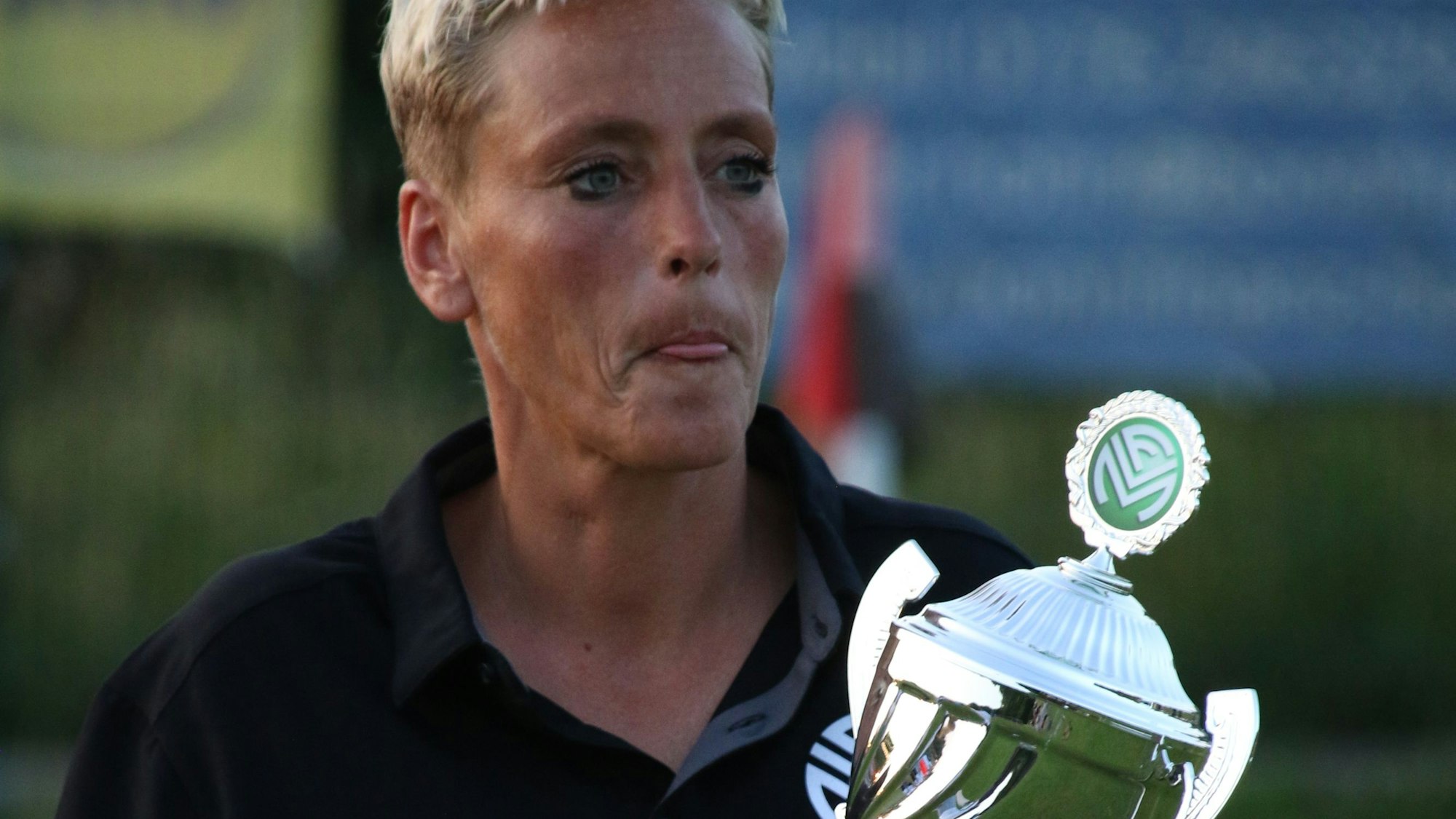Nicole Kinzig hält den Pokal in Händen.