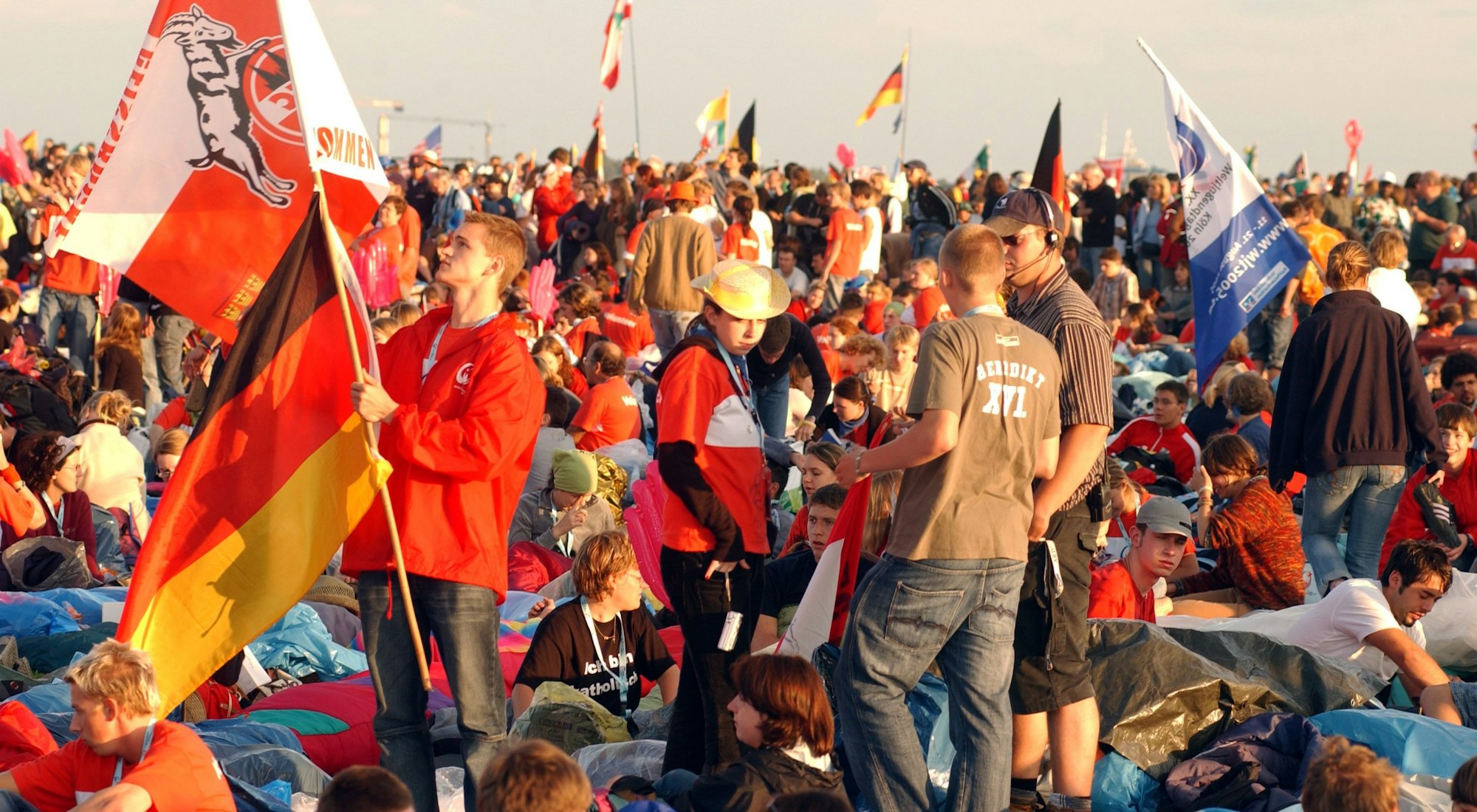 Das Bild zeigt viele jungen Menschen auf dem Marienfeld bei Frechen und Kerpen.