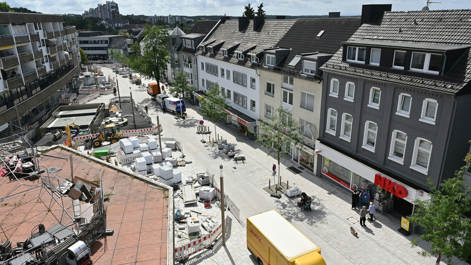 Blick aus der Vogelperspektive in die Bensberger Schloßstraße.