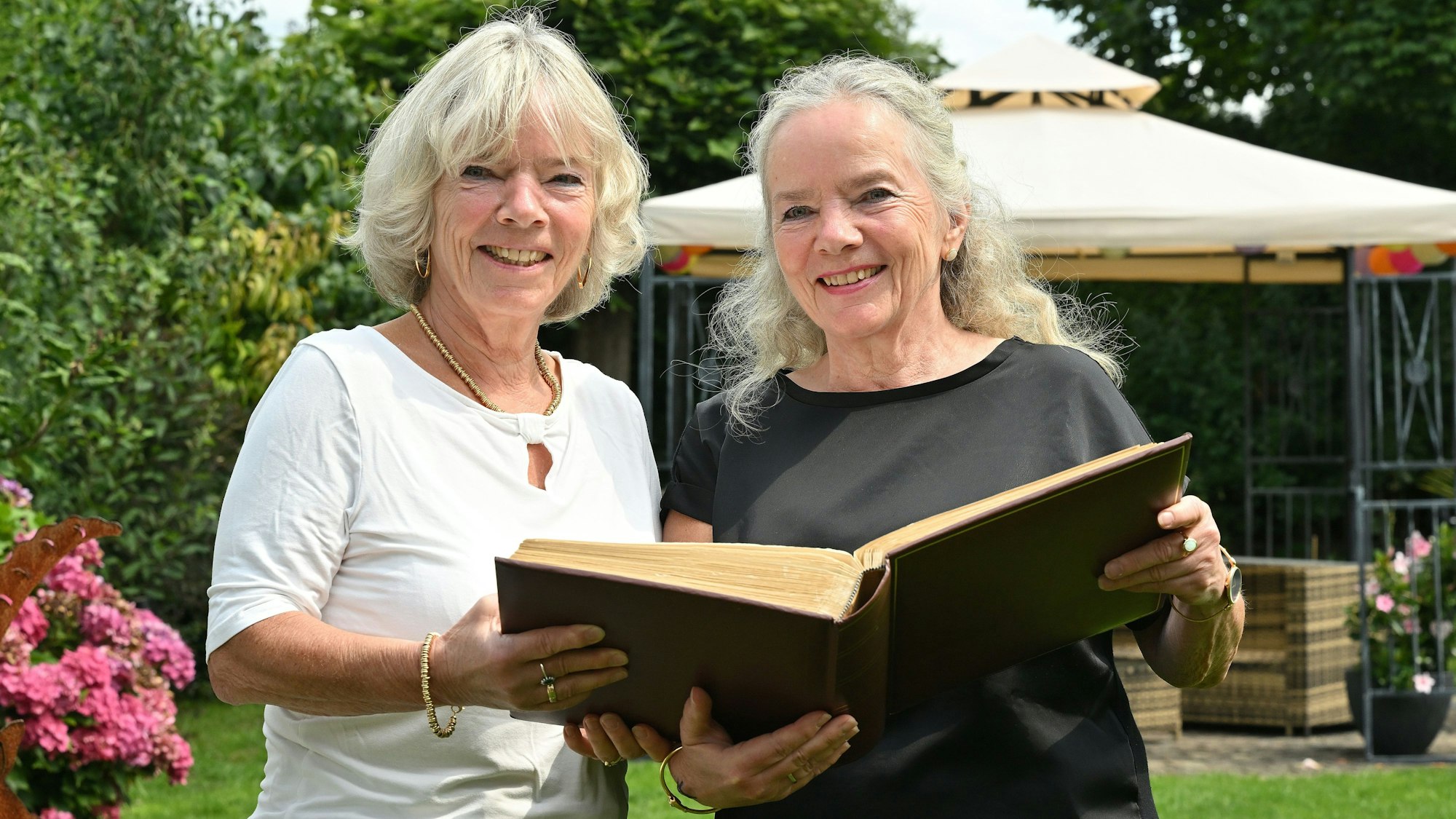 Die Zwillingsschwestern Wilma Borghoff (l.) und Dr. Renate Vorwerk blicken auf ein bewegtes Leben zurück.