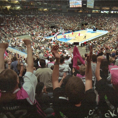 18.506 Zuschauer kamen 2000 in die KölnArena zum Baskets-Spiel gegen ALBA Berlin.