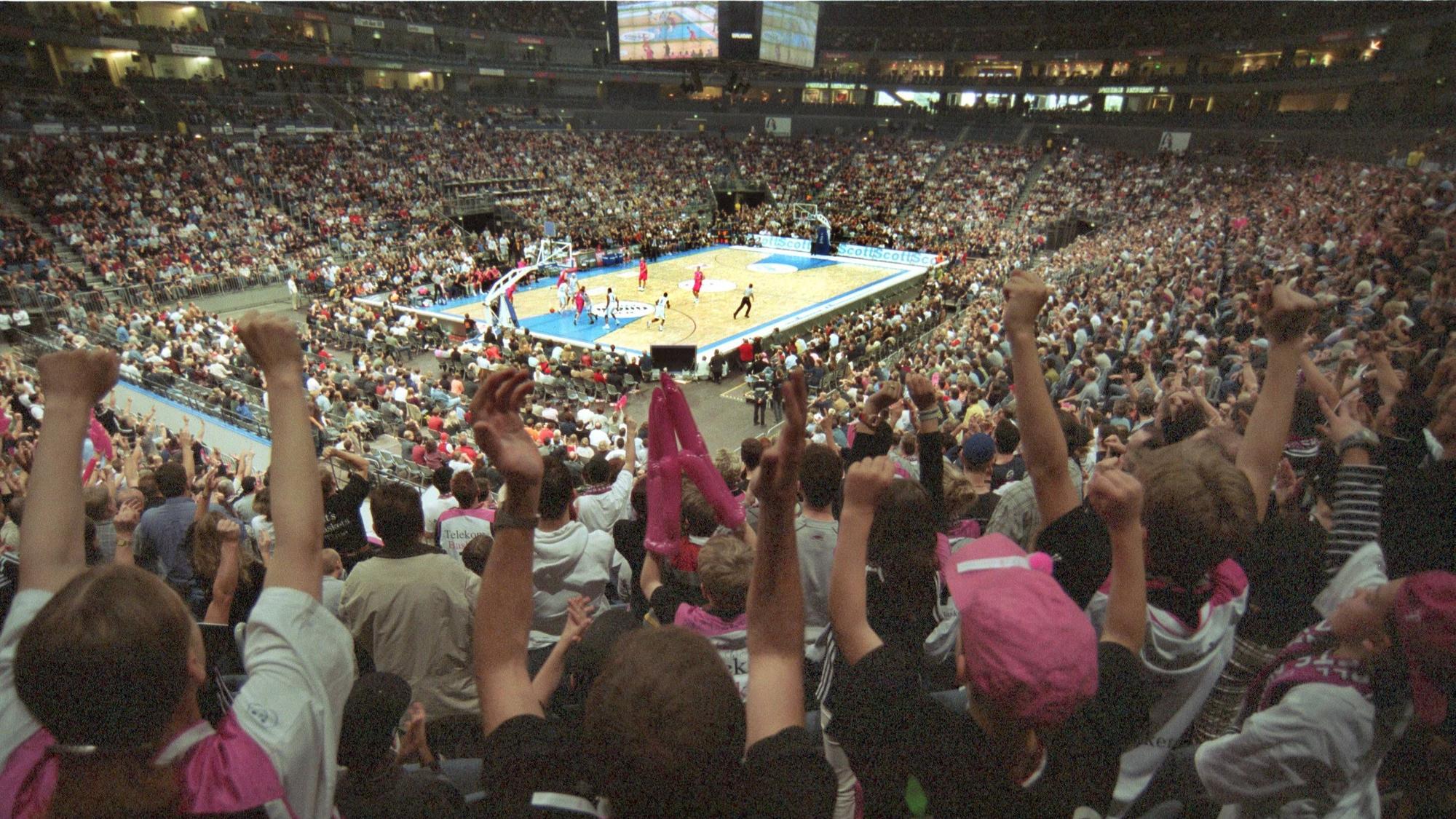 18.506 Zuschauer kamen 2000 in die KölnArena zum Baskets-Spiel gegen ALBA Berlin.