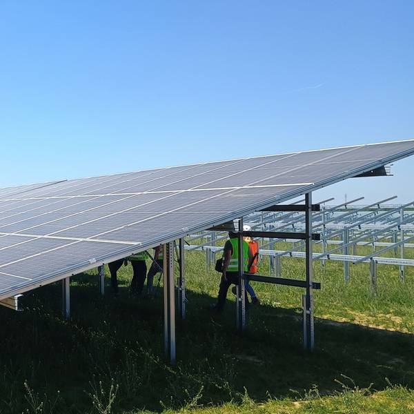 Zwischen Bedburg und Jüchen entstehen an der Autobahn 44n neue Photovoltaikanlage von RWE. Das Bild zeigt die Solarpanels.