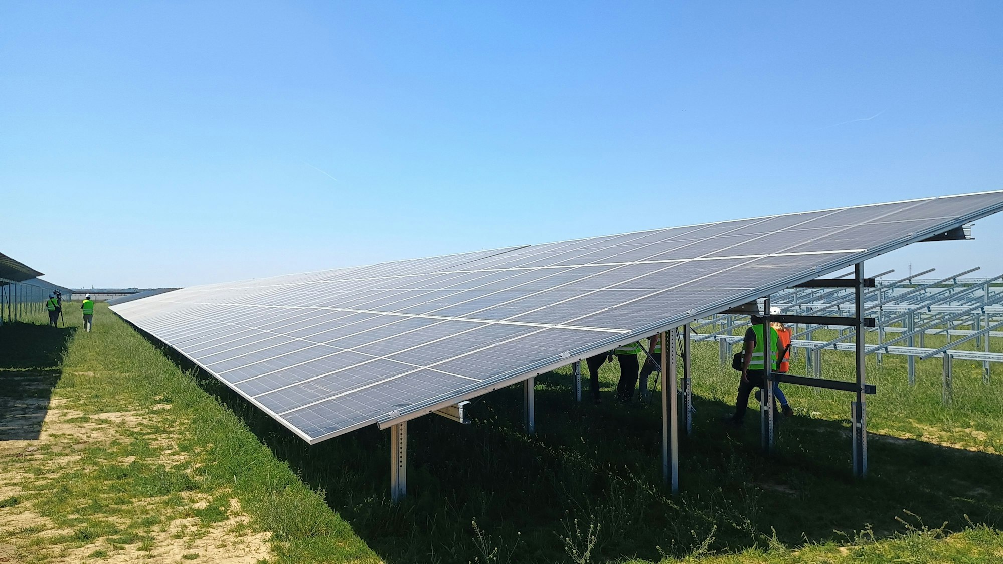Zwischen Bedburg und Jüchen entstehen an der Autobahn 44n neue Photovoltaikanlage von RWE. Das Bild zeigt die Solarpanels.