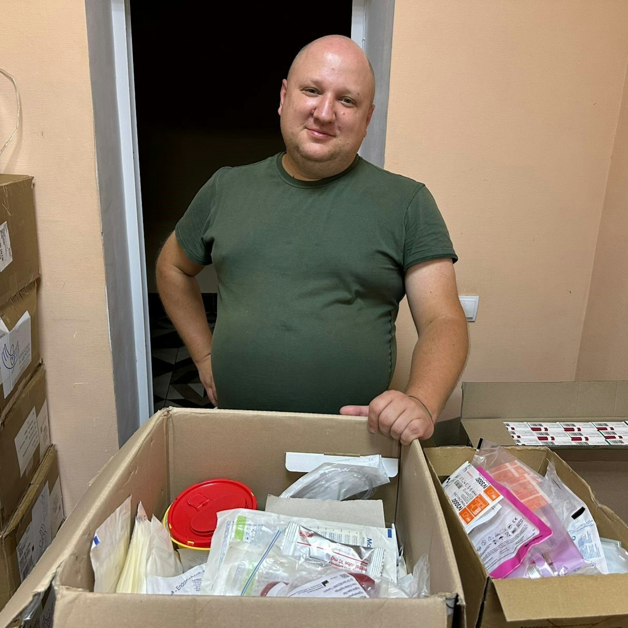 Ein Soldat packt in Charkiw eine Kiste mit medizinischen Hilfsgütern aus.