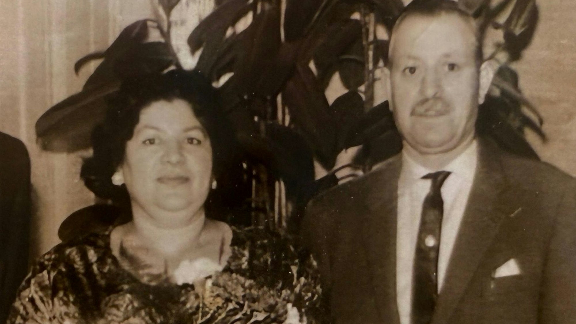 Eine Frau und ein Mann auf einem Schwarz-Weiß-Foto.