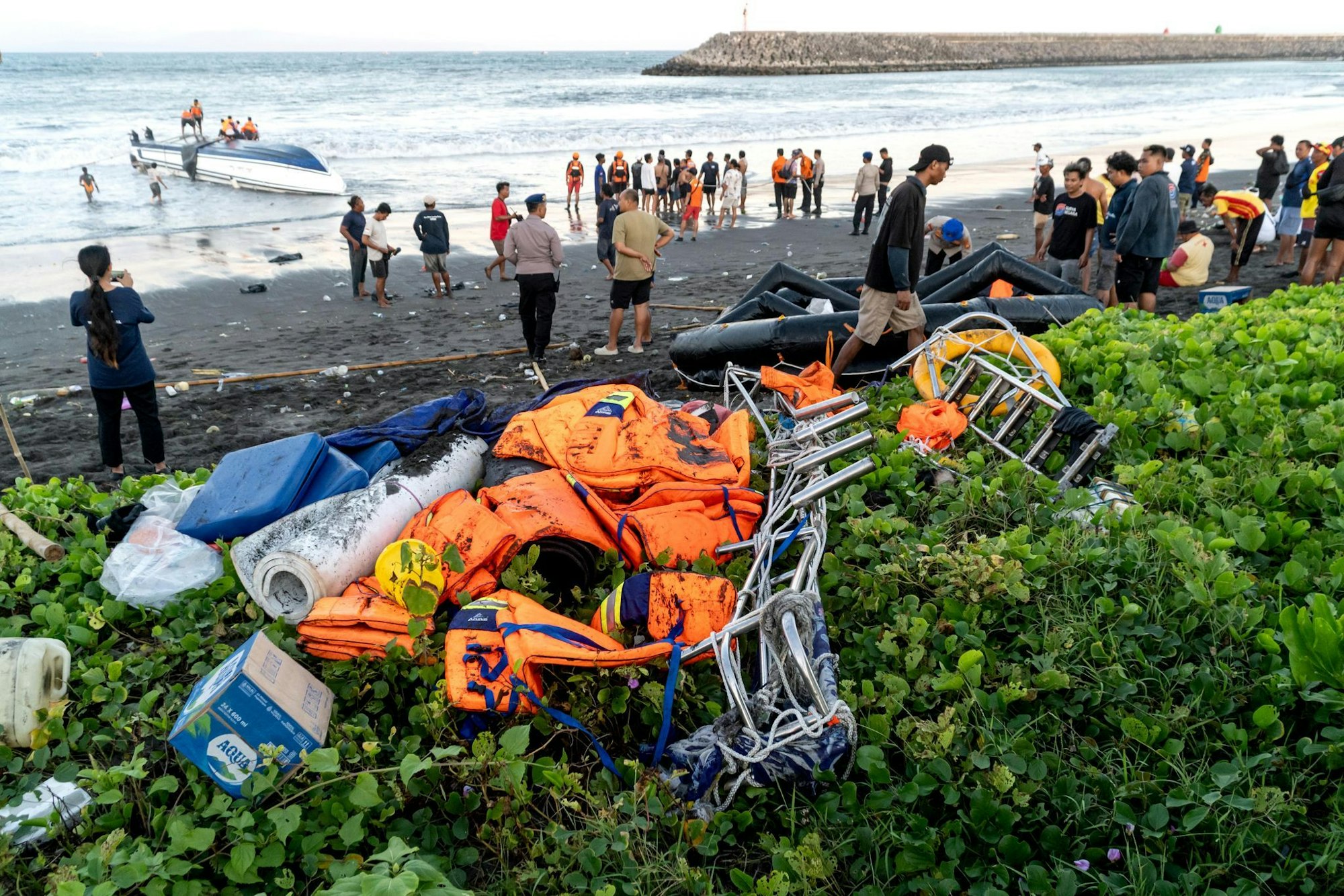 Vor der indonesischen Insel Bali ist ein Touristenboot gekentert.