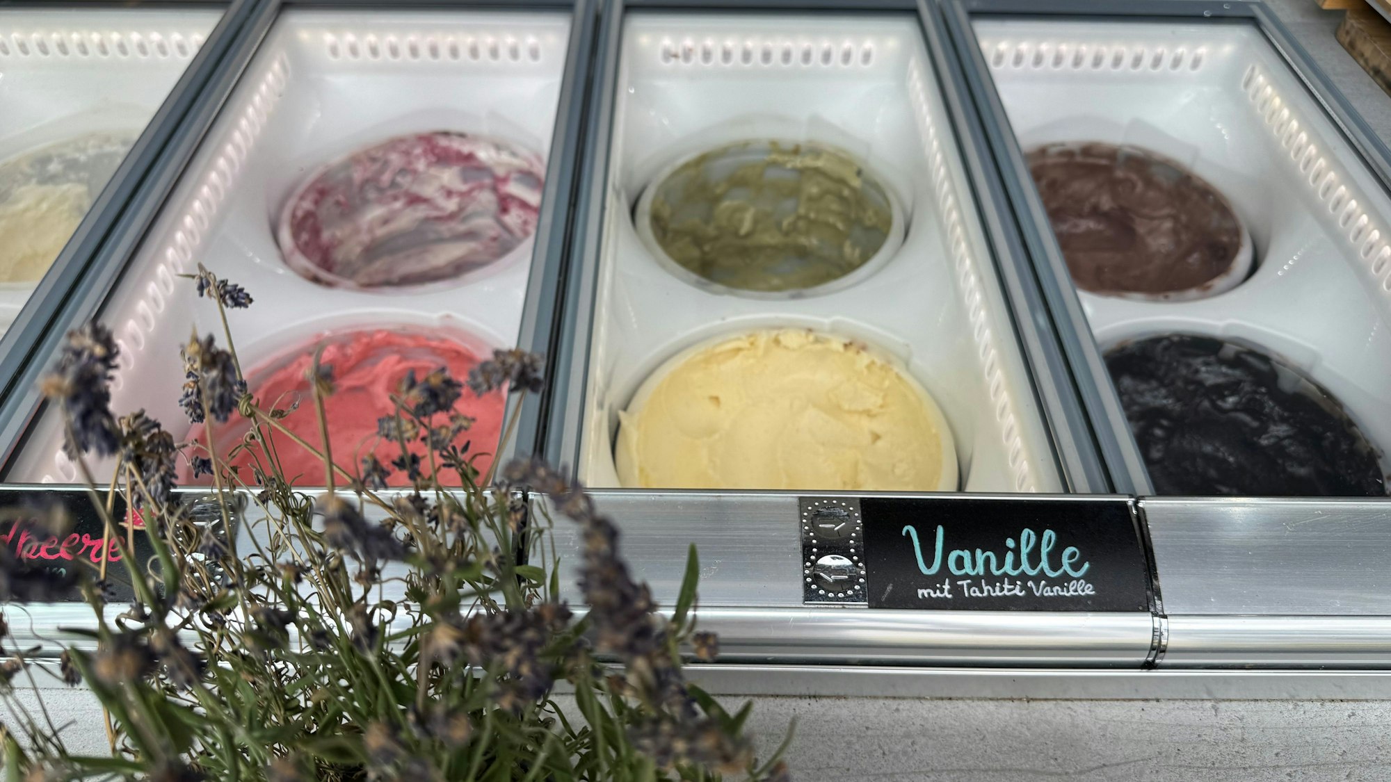 Handgemachtes Eis gibt es im Café Lavendel in Hennef: Vanille, Triple Chocolate, Feige, Wiener Mandel, Pistazie, Amalfi-Zitrone - die Sorten variieren.