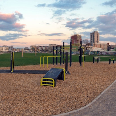 Eine Fitnessparcours erstreckt sich in einem neu angelegten Park.