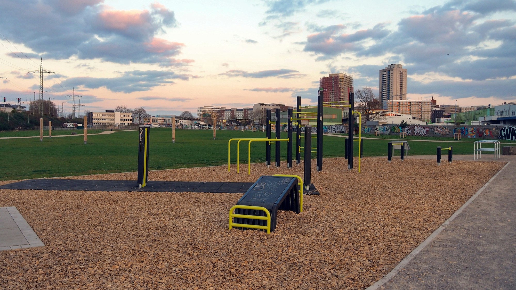 Eine Fitnessparcours erstreckt sich in einem neu angelegten Park.