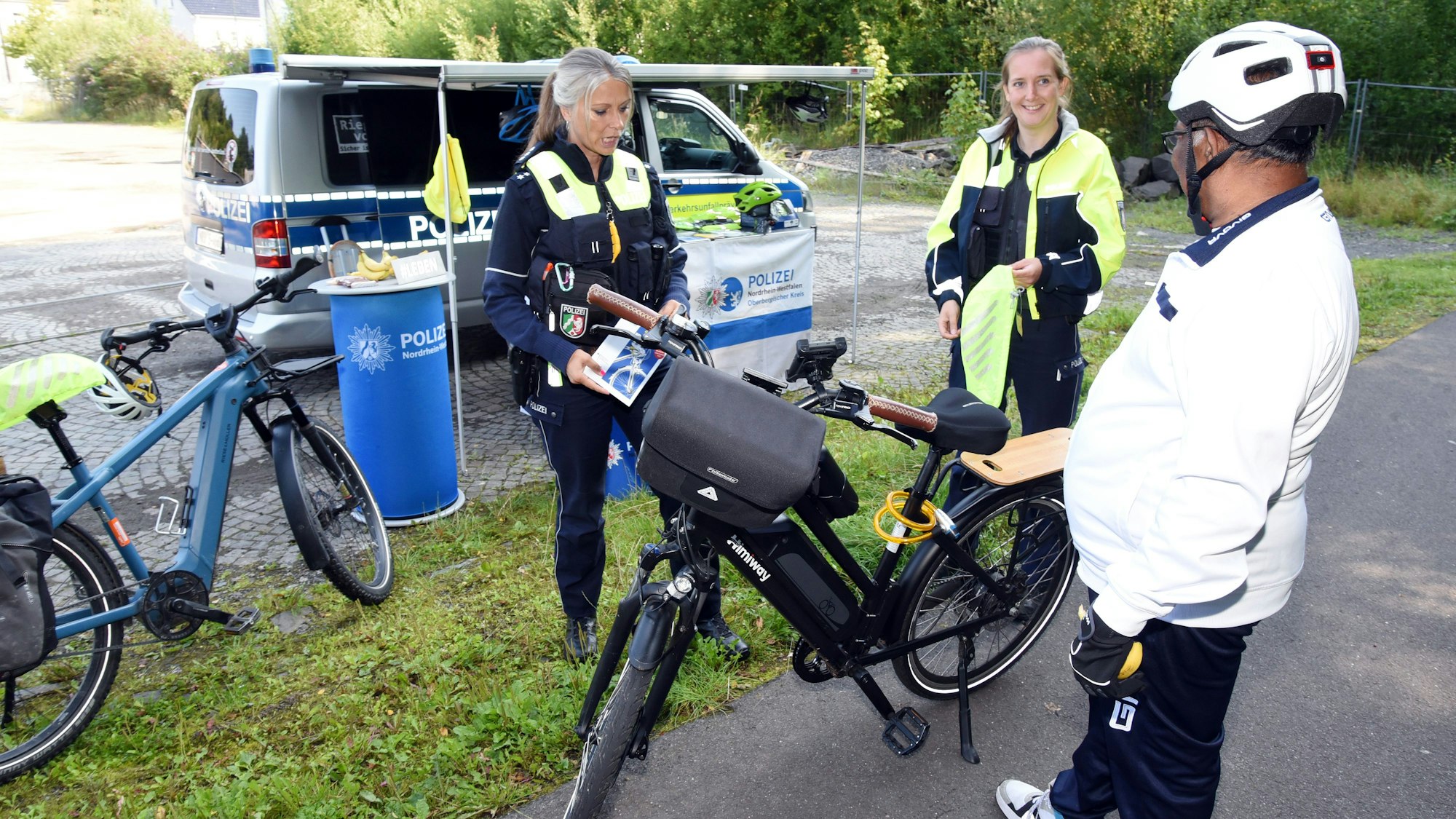 Die Beamtinnen der Verkehrsunfallprävention klärten die Radfahrer über Risiken im Verkehr auf.