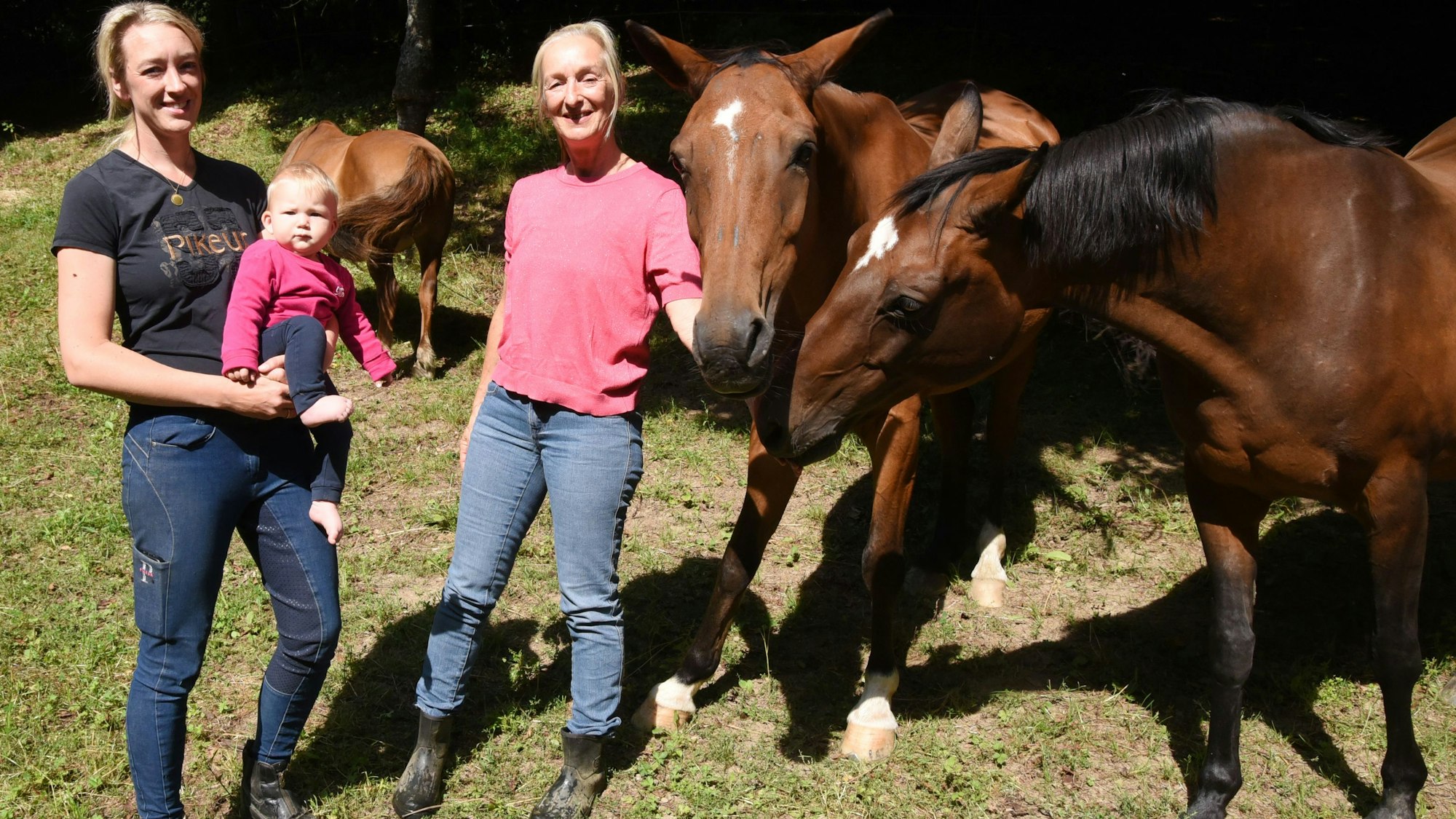 Glückliche Pferde machen auch sie glücklich: Heike Dilger mit ihrer Tochter und Enkeltochter in Morsbach-Ellingen.