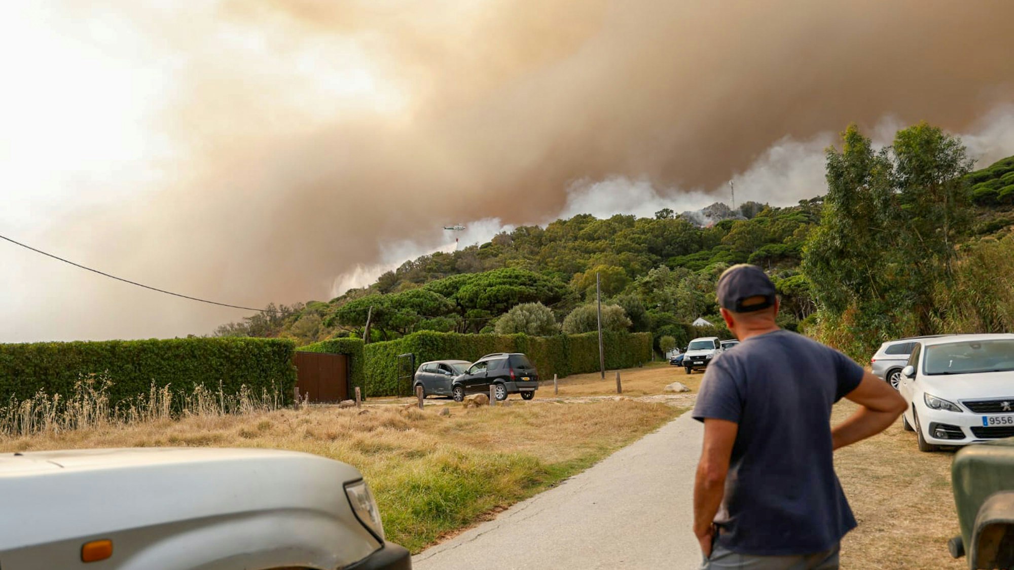 05.08.2025, Spanien, Cádiz: Aus dem Wald bei La Peña steigt Rauch auf. Die Gäste des Campingplatzes Torre de la Peña in Tarifa wurden wegen des Brandes evakuiert. Das Feuer soll durch ein brennendes Wohnmobil ausgelöst worden sein. Foto: Nono Rico/EUROPA PRESS/dpa +++ dpa-Bildfunk +++