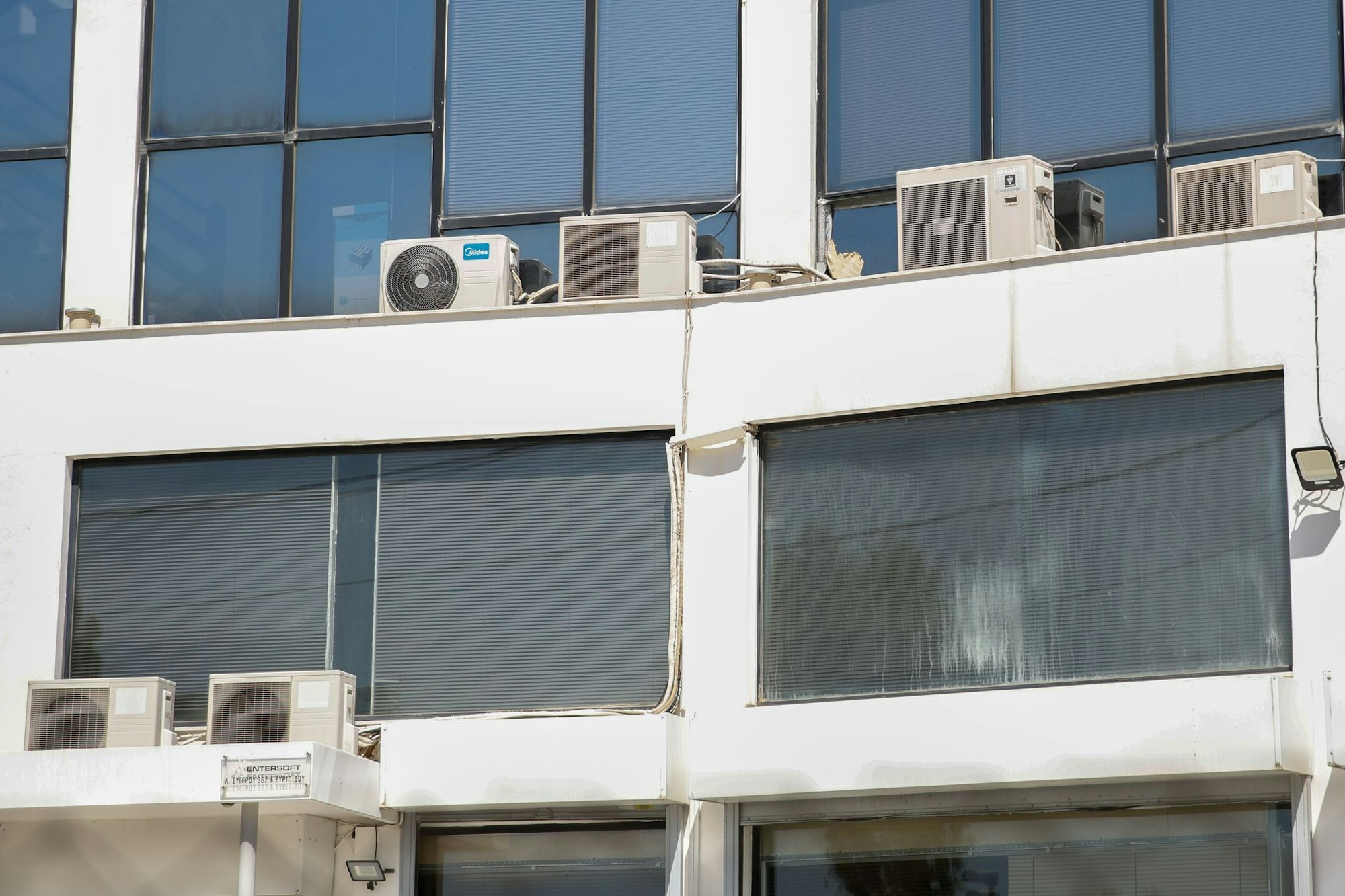 In Deutschland nach wie vor ein eher seltener Anblick: Außengeräte von Klimaanlagen an der Fassade eines Bürogebäudes. (Archivbild)