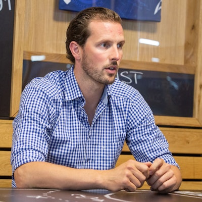 Christoph Schindler im Porträt bei einer Gesprächssituation.