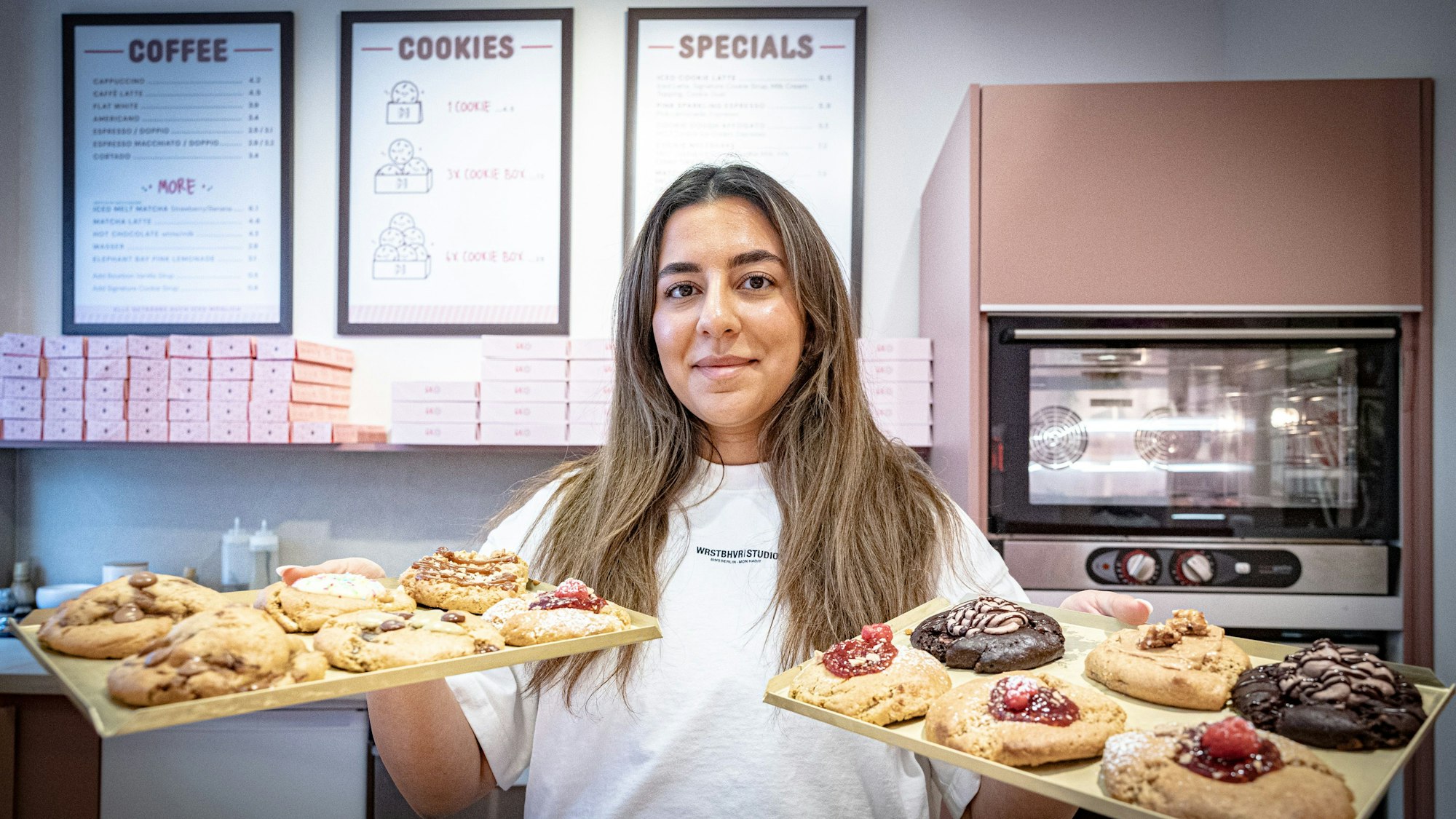 Bermal Demirel in ihrem Cookie Geschäft auf der Pfeilstraße