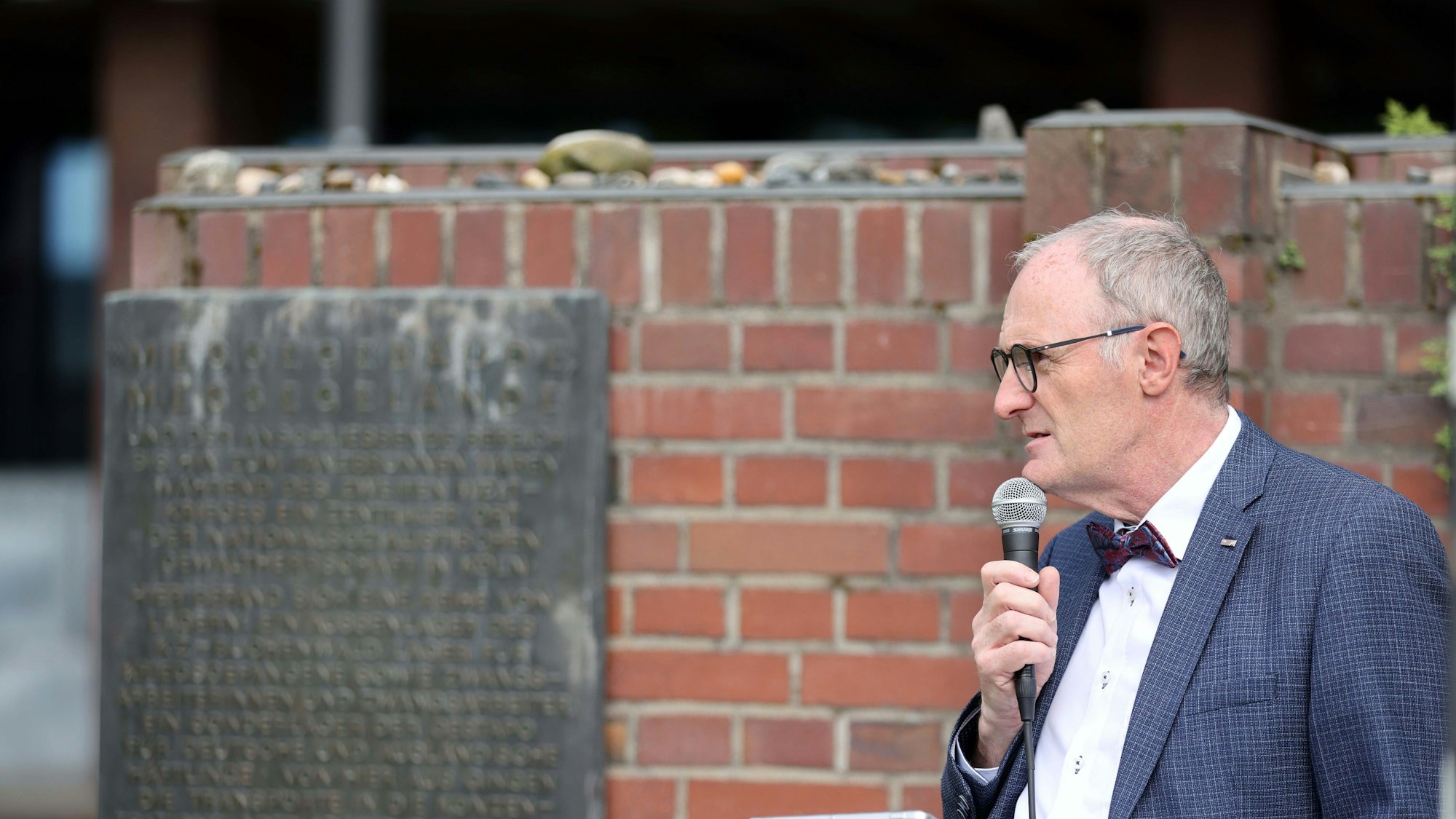 Eine Tafel erinnert an die Deportation am Bahnhof Deutz.