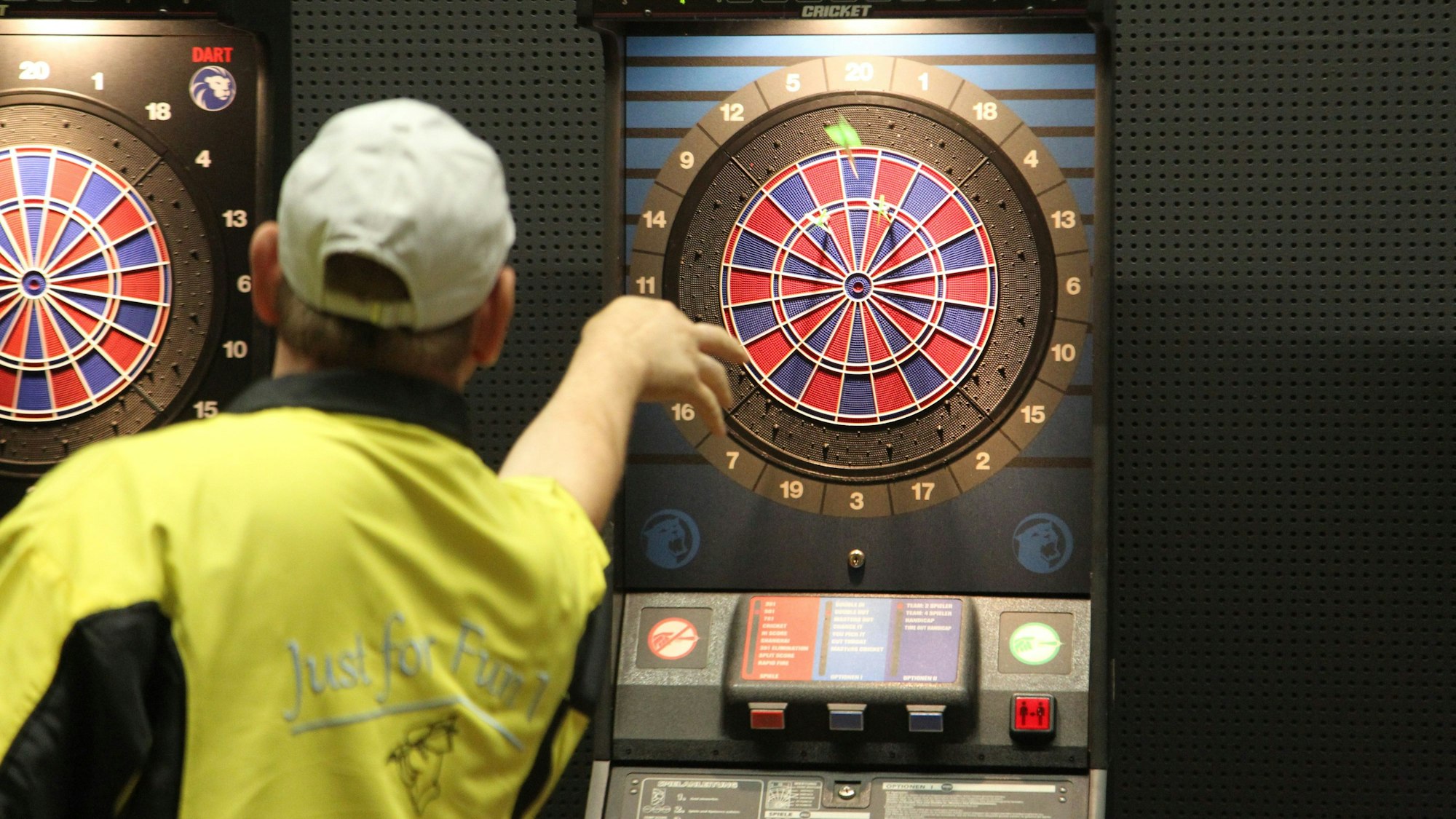 Das Bundesliga-Finale des E-Darts zog in den vergangenen Jahren stets viel Publikum nach Troisdorf.