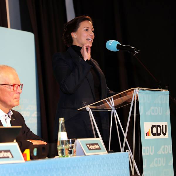 Bei der Aufstellungsversammlung der CDU-Bundestagskandidatur für die Bundestagswahl 2025 steht Bewerberin Caroline Bosbach am Rednerpult, Kreisvorsitzender Dr. Hermann-Josef Tebroke sitzt daneben.