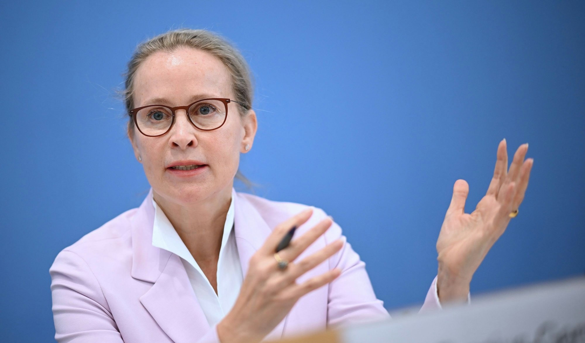 ARCHIV - 15.04.2024, Berlin: Frauke Brosius-Gersdorf, Juristin, stellt den Abschlussbericht der Kommission zur reproduktiven Selbstbestimmung und Fortpflanzungsmedizin vor. (zu dpa: «Wie geht es weiter nach Brosius-Gersdorfs Rückzug?») Foto: Britta Pedersen/dpa +++ dpa-Bildfunk +++