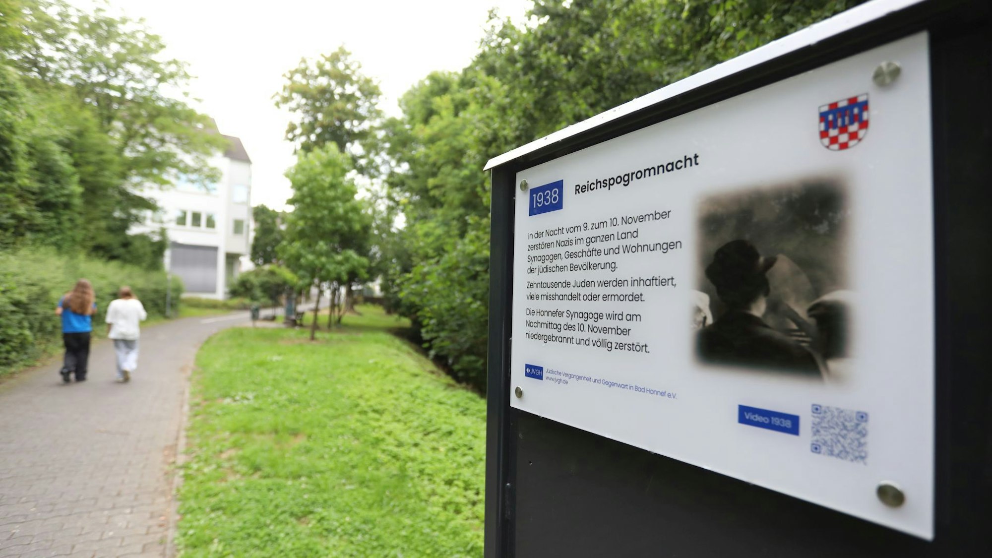 Eine Infotafel an einer Stele informiert über die Reichspogromnacht 1938 in Bad Honnef