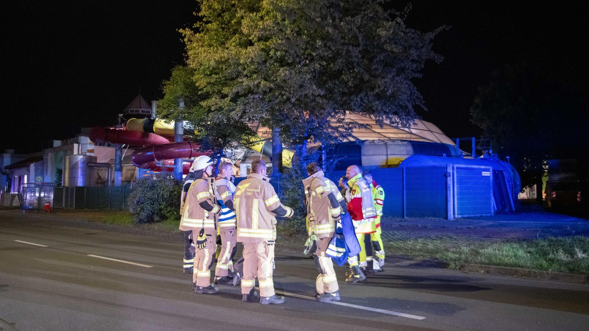 Einsatzkräfte der Feuerwehr Köln vor dem Aqualand in Chorweiler, nachdem Chlorgas ausgetreten ist.