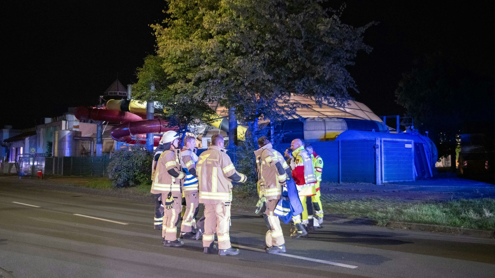 Einsatzkräfte der Feuerwehr Köln vor dem Aqualand in Chorweiler, nachdem Chlorgas ausgetreten ist.