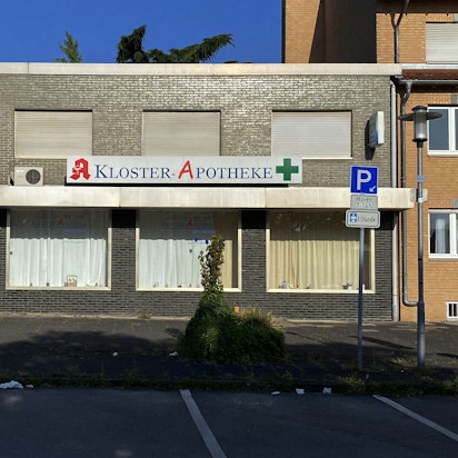 Zu sehen ist die seit eineinhalb Jahren geschlossene Apotheke in Frechen-Habbelrath.