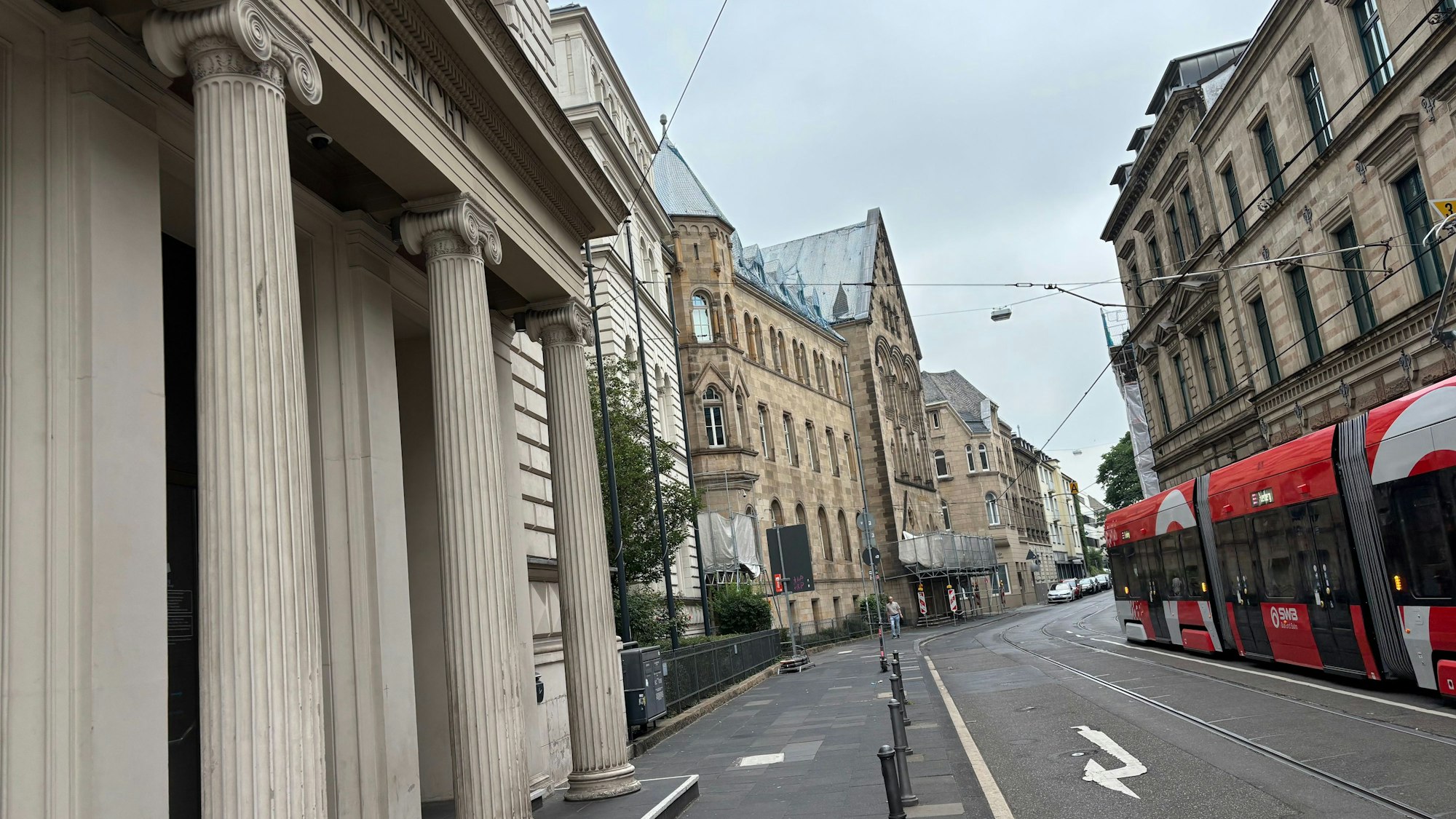 Das Symbolbild zeigt die Fassade des Landgerichts, auf der Straße davor fährt eine Straßenbahn.