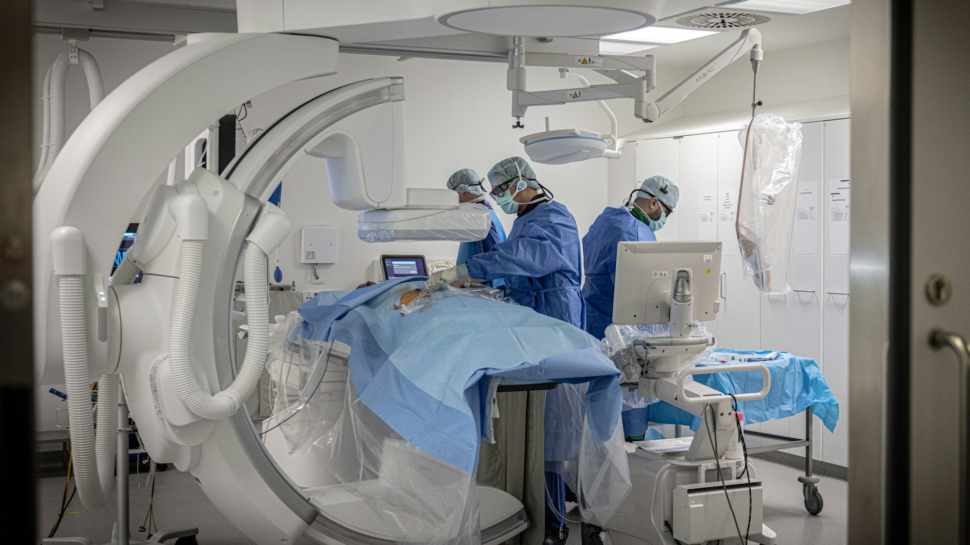 Mit einem winzigen Draht suchen sich Dr. Erkan Celik, Dr. Wawer Matos Reimer und ihr Team den Weg in das entzündete Gewebe, um dort ein Medikamentengemisch einzuspritzen.