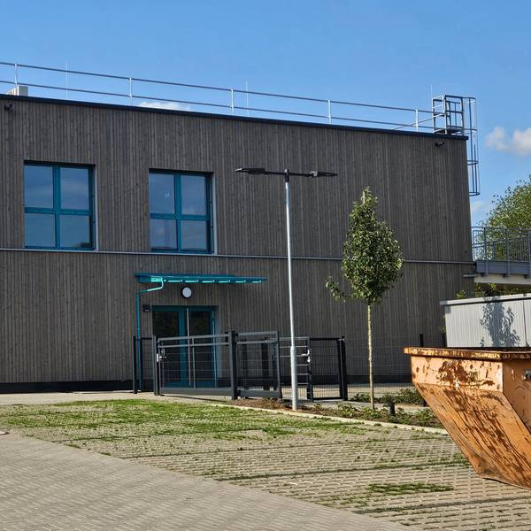 Zu sehen ist die Baustelle für die Kindertagesstätte Blumenwiese in Bedburg.